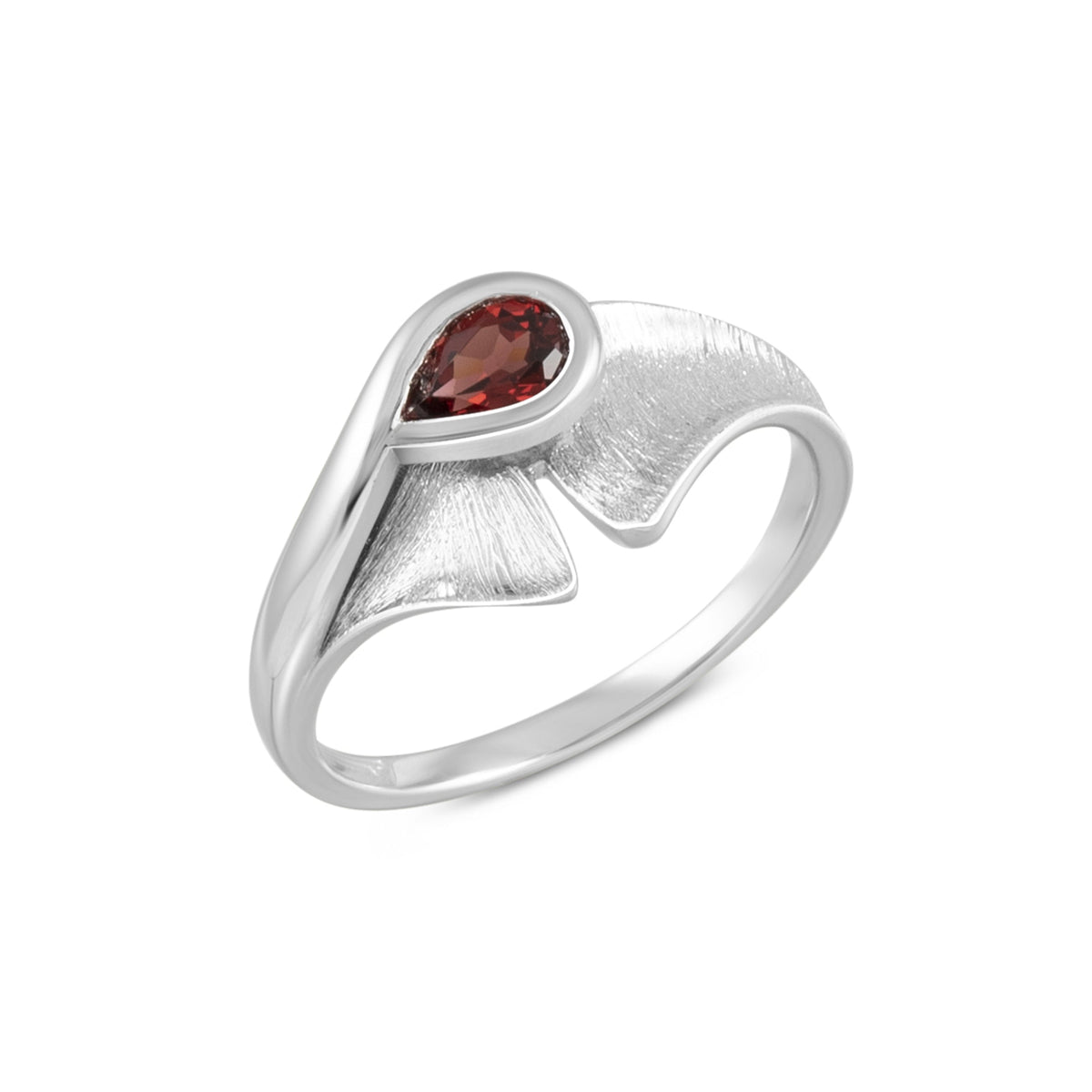 Damen-Ring aus 925/- Sterling Silber rhodiniert mit einem Granat. Die Ringschiene hat eine Struktur und der Ringkopf ist 11mm breit.