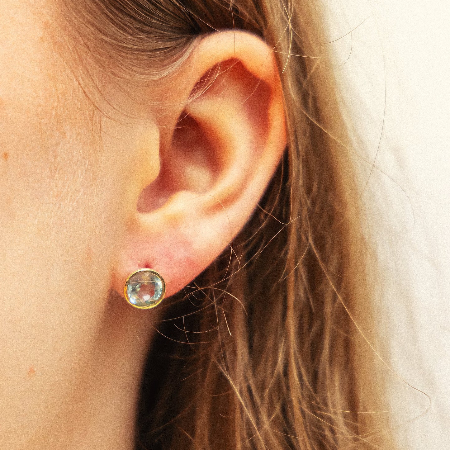 Ohrringe 375/- Gold 0,9cm Blautopas beh.