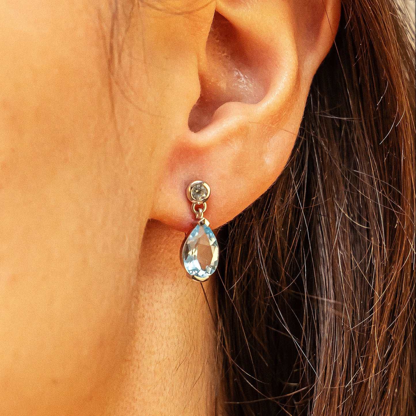 Ohrringe 585/- Gold rhodiniert 1,9cm Blautopas beh.
