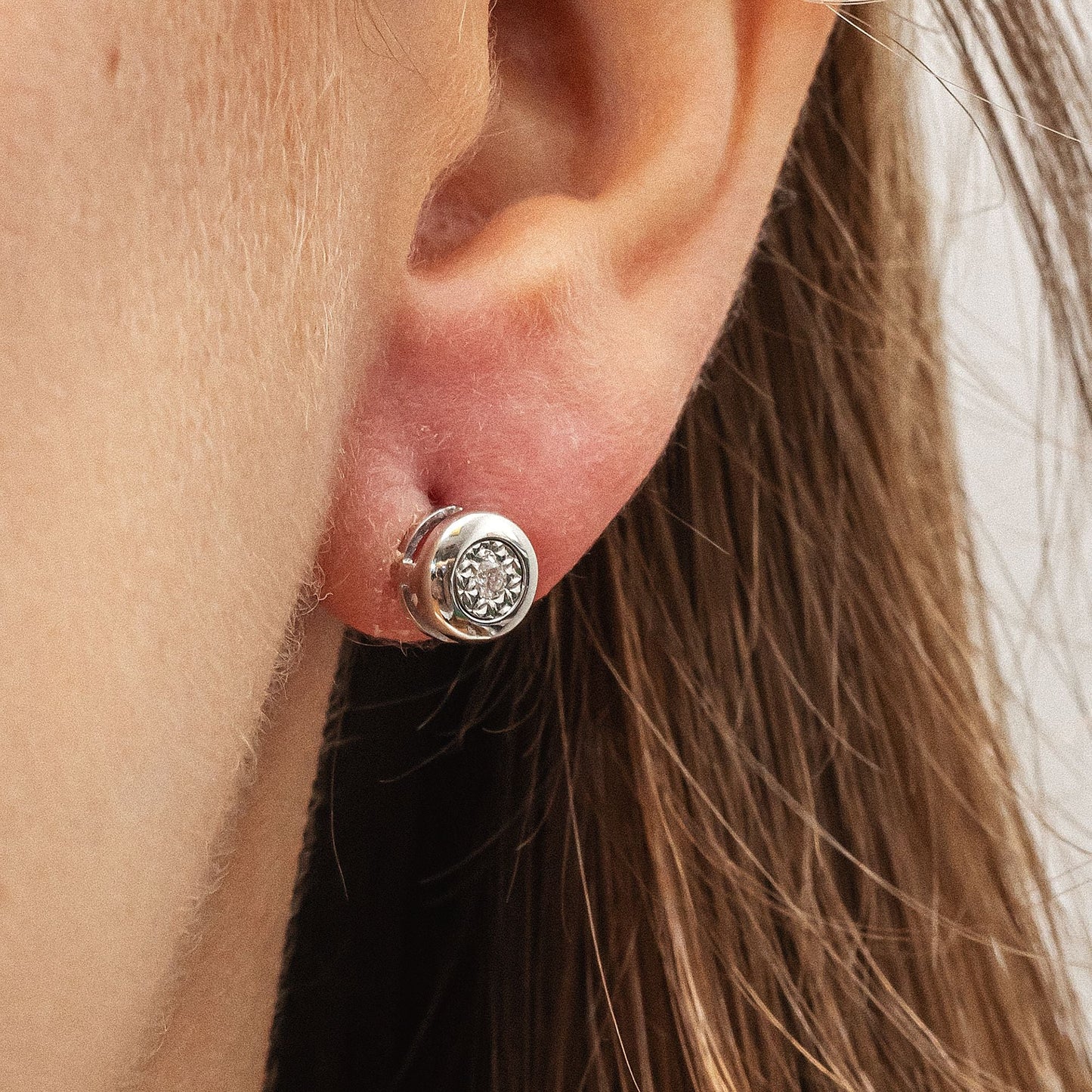 Ohrstecker 375/- Gold rhodiniert 0,7cm Brillant 0,04ct.