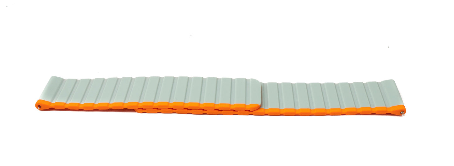SYSTEM-S Armband 22 mm aus Silikon magnetisch für Samsung Galaxy Watch 5 4 in Orange