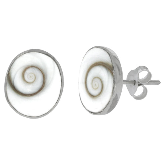 Ohrringe 925 Silber mit weißer Muschel. Die Silberohrringe sind 10mm breit und 12mm lang.