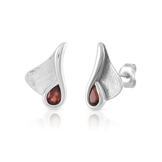 Ohrstecker aus 925/- Sterling Silber rhodiniert mit je einem Granat in Tropfenform. Die Ohrringe sind 12mm breit und 18mm lang.