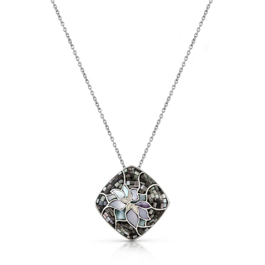 Kette 925 Silber rhodiniert mit Anhänger besetzt mehrfarbigen Perlmuttstücken, die ein Blütenmosaik bilden. Die Halskette hat eine Länge von 44+3cm.