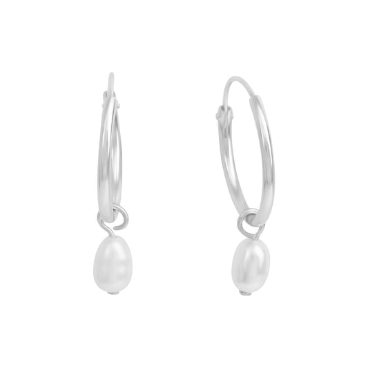 Zeeme Pearls - Ohrringe Silber 925 rhodiniert. Die zarten Creolen haben einen Durchmesser von 14mm. Als Anhänger dient jeweils eine Süßwasserzuchtperle in weiß mit ca. 5mm Länge.
